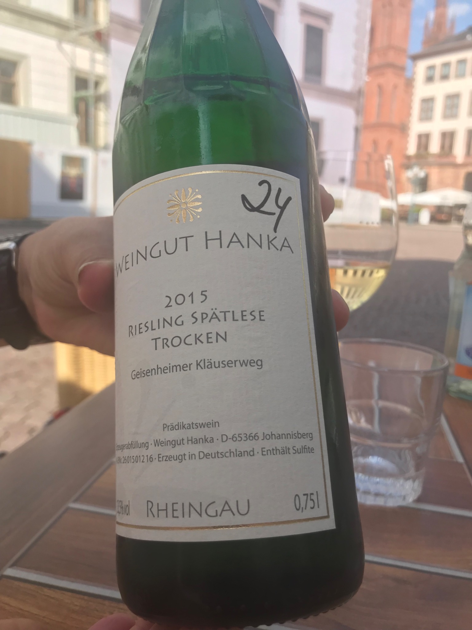 Vores første flaske fra Weingut Hanka: 2015 Riesling Spätlese Trocken fotograferet i Wiesbaden i 2018