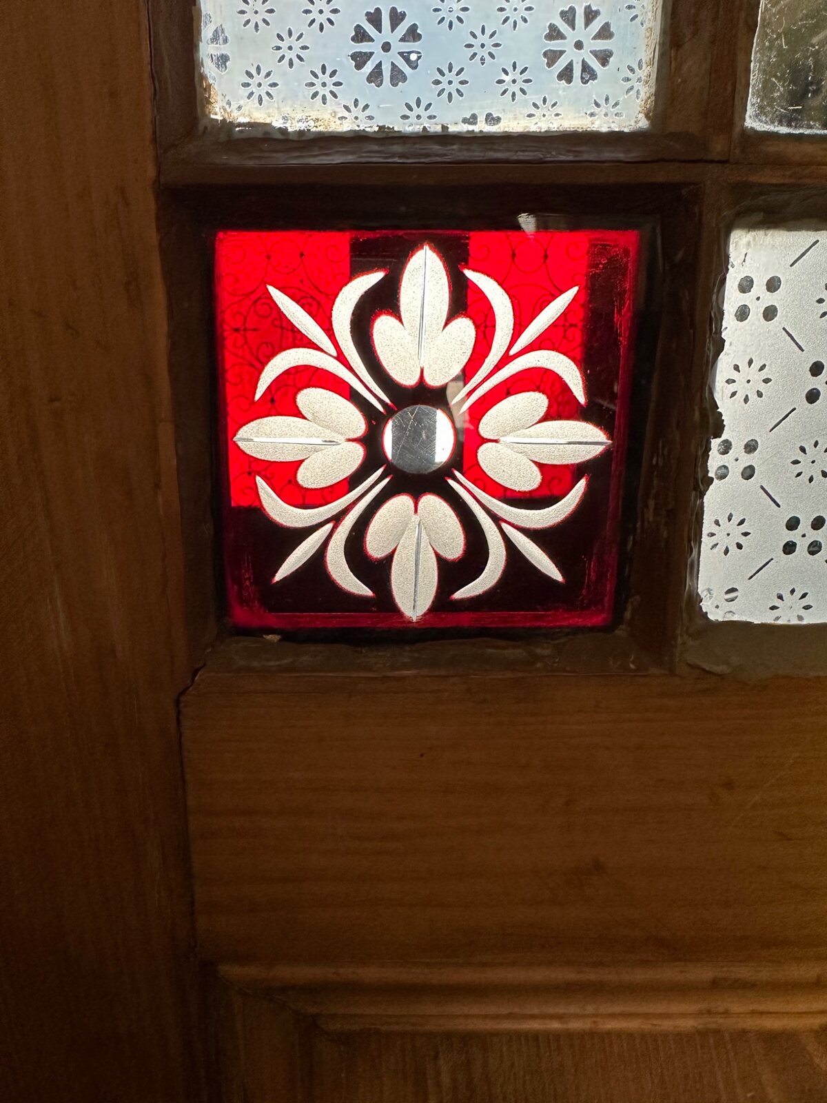 Rød detalje i bygningen som inspirerede Weingut Hankas nye logo