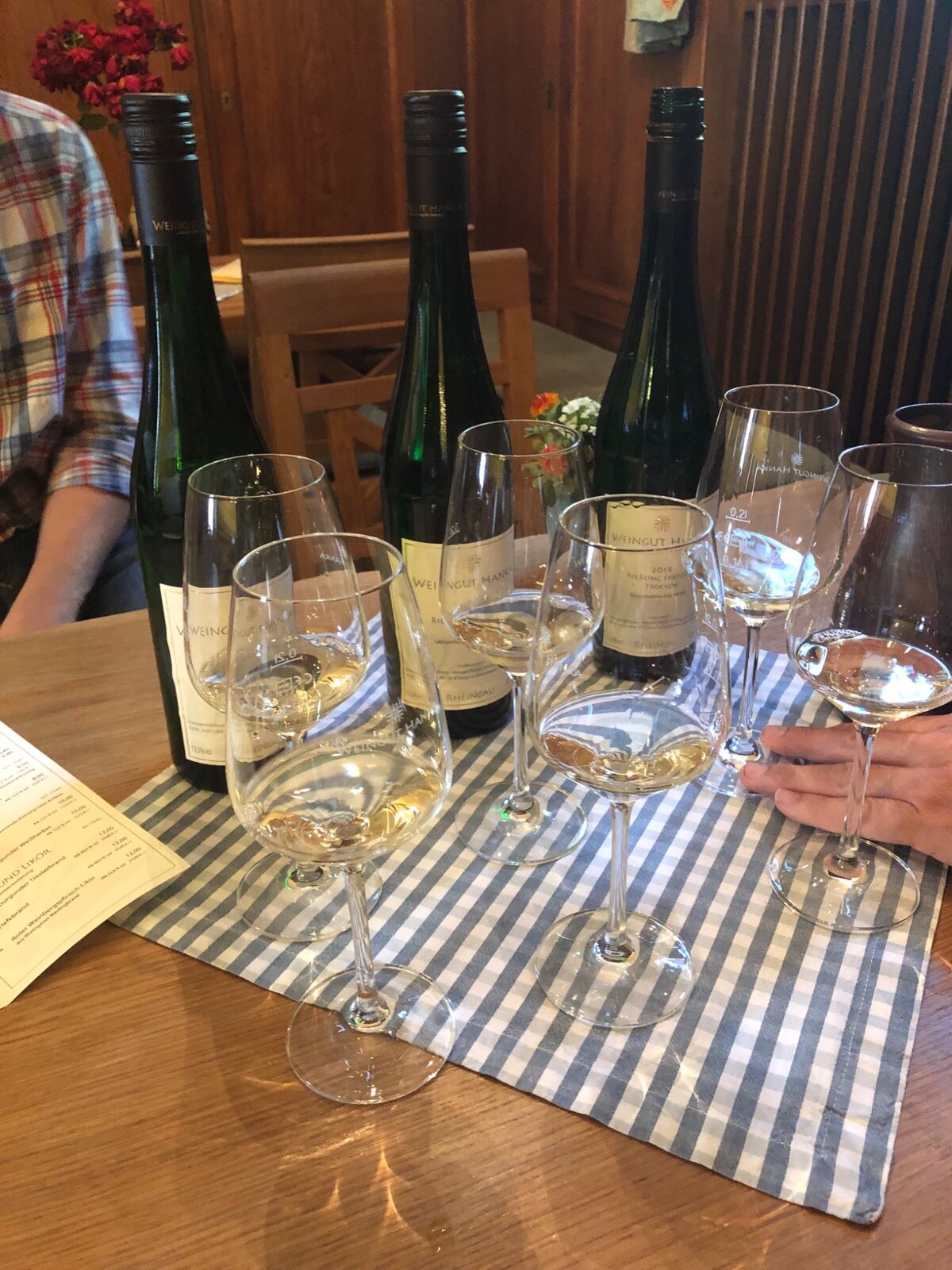 Vinsmagning i Weingut Hankas hovedbygning med flasker med det tidligere logo